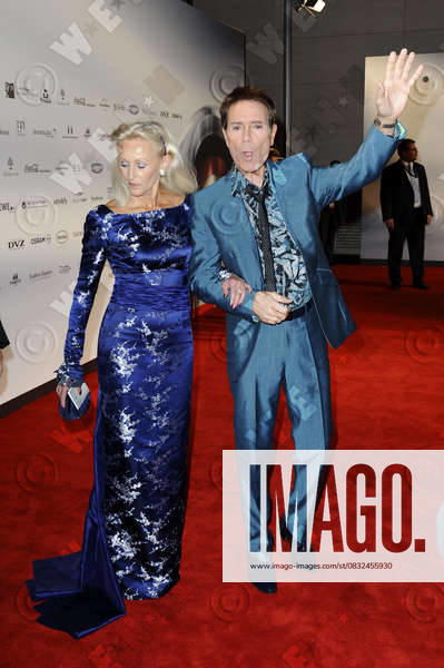 DEUTSCHER NACHHALTIGKEITSPREIS IN DUESSELDORF Marietta Parfitt and Sir Cliff Richard at Deutscher Nachhaltigkeitspreis award at Maritim Hotel , Duesseldorf, Germany WENN 3594768
