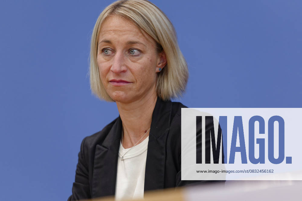 Digital-Expertenkommission Kinder- und Jugendschutz 2025-09-04 Deutschland, Berlin Die Bundesbildungsministerin und Bundesministerin für Familie, Senioren, Frauen und Jugend stellt die vor ihr ins Leben gerufene Expertenkommission Kinder- und Jugendschutz in der digitalen Welt vor. Im Bild Nadine Schön, Co-Vorsitzende der Expertenkommission Kinder- und Jugendschutz in der digitalen Welt.