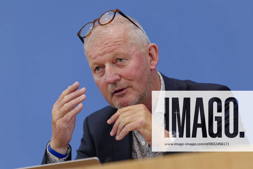 Digital-Expertenkommission Kinder- und Jugendschutz 2025-09-04 Deutschland, Berlin Die Bundesbildungsministerin und Bundesministerin für Familie, Senioren, Frauen und Jugend stellt die vor ihr ins Leben gerufene Expertenkommission Kinder- und Jugendschutz in der digitalen Welt vor. Im Bild Prof. Dr. Olaf Köller, Co-Vorsitzender der Expertenkommission Kinder- und Jugendschutz in der digitalen Welt.