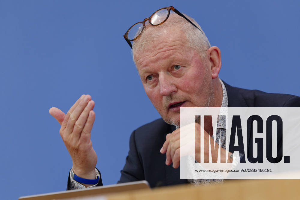 Digital-Expertenkommission Kinder- und Jugendschutz 2025-09-04 Deutschland, Berlin Die Bundesbildungsministerin und Bundesministerin für Familie, Senioren, Frauen und Jugend stellt die vor ihr ins Leben gerufene Expertenkommission Kinder- und Jugendschutz in der digitalen Welt vor. Im Bild Prof. Dr. Olaf Köller, Co-Vorsitzender der Expertenkommission Kinder- und Jugendschutz in der digitalen Welt.
