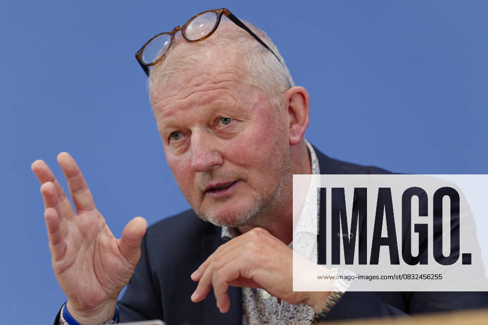 Digital-Expertenkommission Kinder- und Jugendschutz 2025-09-04 Deutschland, Berlin Die Bundesbildungsministerin und Bundesministerin für Familie, Senioren, Frauen und Jugend stellt die vor ihr ins Leben gerufene Expertenkommission Kinder- und Jugendschutz in der digitalen Welt vor. Im Bild Prof. Dr. Olaf Köller, Co-Vorsitzender der Expertenkommission Kinder- und Jugendschutz in der digitalen Welt.