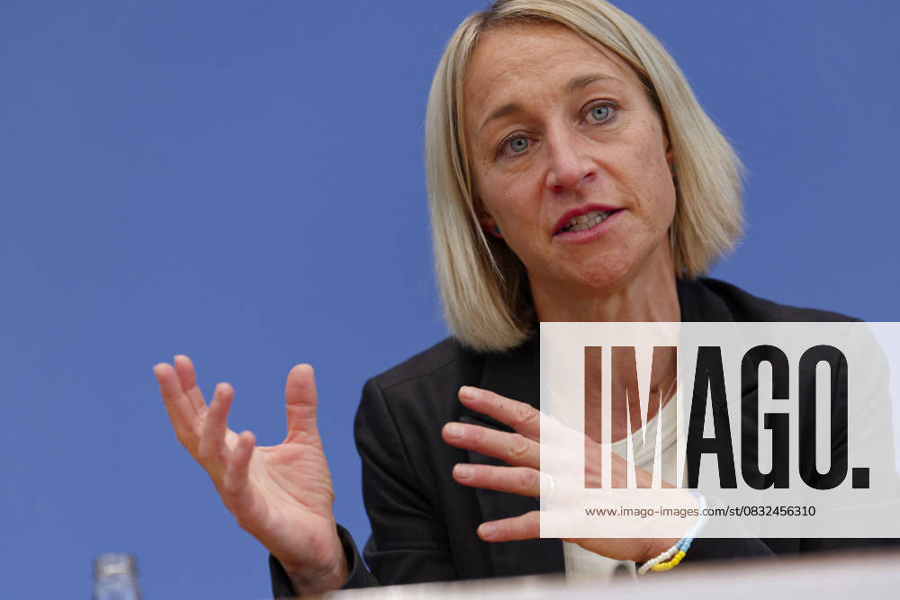 Digital-Expertenkommission Kinder- und Jugendschutz 2025-09-04 Deutschland, Berlin Die Bundesbildungsministerin und Bundesministerin für Familie, Senioren, Frauen und Jugend stellt die vor ihr ins Leben gerufene Expertenkommission Kinder- und Jugendschutz in der digitalen Welt vor. Im Bild Nadine Schön, Co-Vorsitzende der Expertenkommission Kinder- und Jugendschutz in der digitalen Welt.