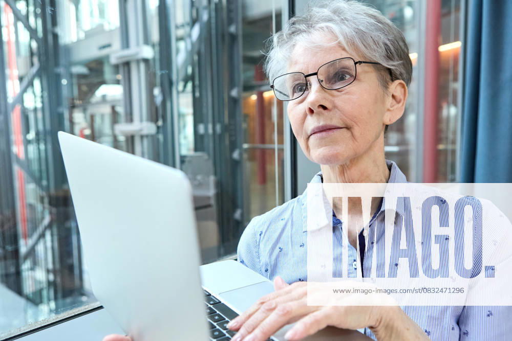 Eine erfahrene Seniorin arbeitet konzentriert am Laptop im Unternehmen. Das Bild zeigt, wie Aktivrente und Arbeiten bis 70 neue Chancen im Rentenalter ermöglichen.