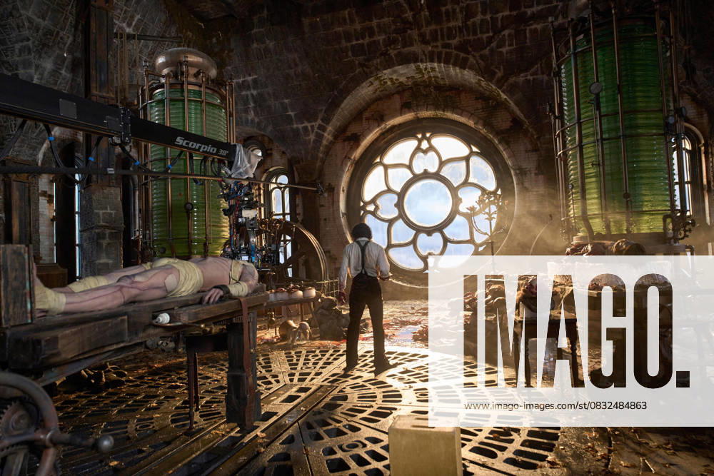 Oscar Isaac USA. Oscar Isaac in (C)Netflix new movie - Frankenstein (2025). Plot: A brilliant but egotistical scientist brings a creature to life in a monstrous experiment that ultimately leads to the undoing of both the creator and his tragic creation LMK106-J11252-030925 Supplied by LMKMEDIA. Editorial Only. Landmark Media is not the copyright owner of these Film or TV stills but provides a service only for recognised Media outlets.
