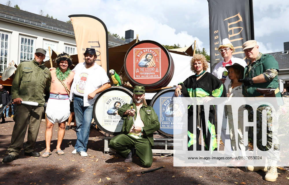 SpencerHill-Festival Ilmenau 05.09.2025, Ilmenau, SpencerHill-Festival, aus Ilmenau wird Hillmenau, viele Fans des Duos Bud Spencer und Terence Hill huldigen ihren Stars im Bild: unterschiedliche Charaktere aus verschiedenen Filmen posieren vor Faessern mit alkoholischen Getraenken, Bud Spencer, The Legend ist auf diesen zu lesen