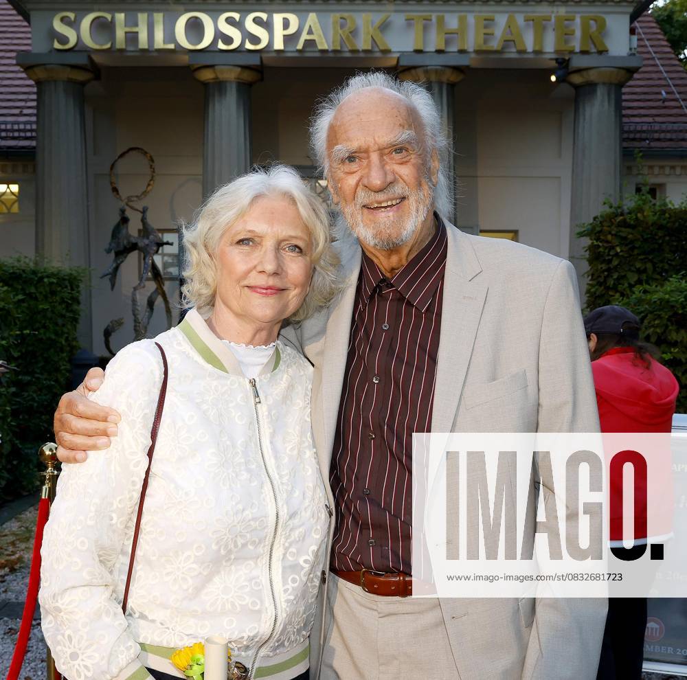 Rita Feldmeier mit Ehemann Achim Wolff bei der Premiere Der eingebildet Kranke und 90. Geburtstag von Dieter Hallervorden im Schloßpark Theater Berlin.