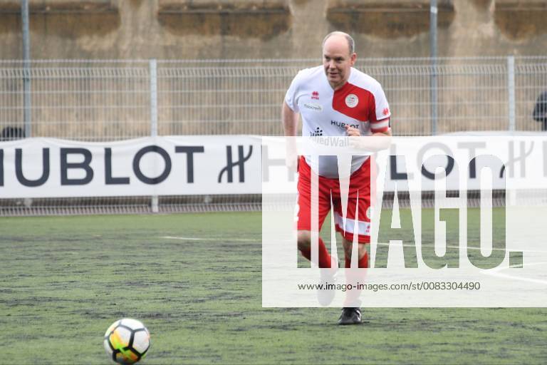 Entertainment Bilder der Woche KW21 Entertainment Bilder der Tages Menton, France 22.05.2015 Football match of the Star Team of Monte Carlo against the national drivers. in the picture: Louis Doucret, Marie Lors
