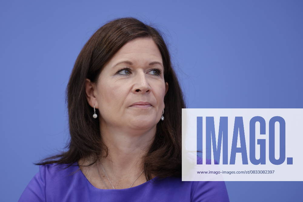 Senatorin für Bildung, Jugend und Familie in Berlin Katharina Günther- Wünsch, Deutschland, Berlin, Bundespressekonferenz, Thema: Vorstellung der OECD-Studie Bildung auf einen Blick 2025