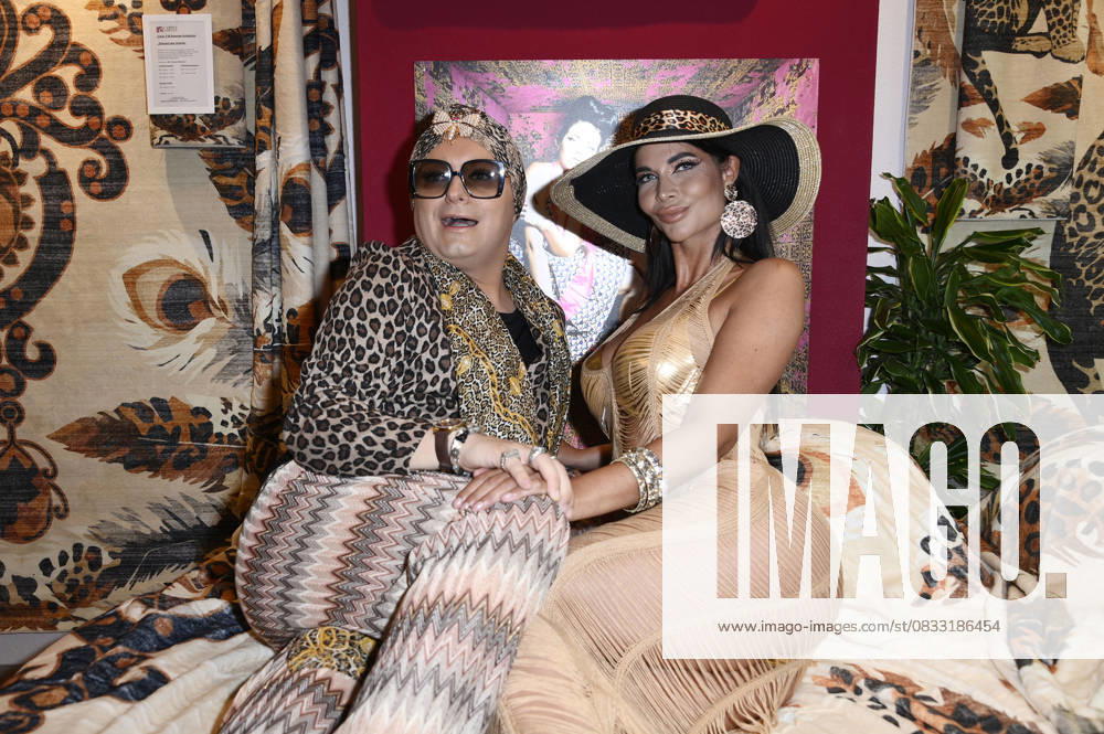 Julian F.M. Stoeckel und Micaela Schäfer bei der Präsentation der Teppich- und Wohnaccessoires Kollektion von Carpetlounge Berlin & Julian F. M. Stoeckel in der Carpetlounge. Berlin