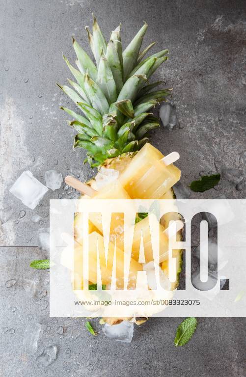 Hausgemachtes Eis am Stiel mit frischer Ananas - Frozen pineapple popsicles