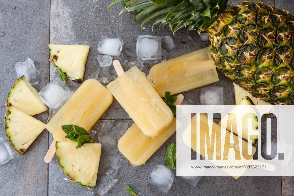 Hausgemachtes Eis am Stiel mit frischer Ananas - Frozen pineapple popsicles