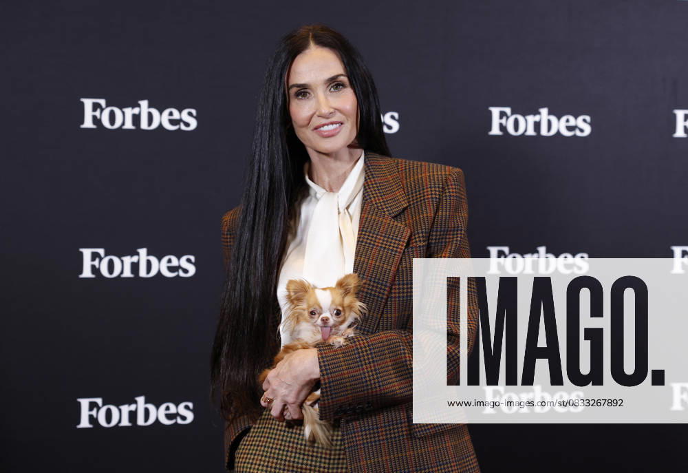 Bilder des Jahres 2025, Entertainment 09 September Actress, Producer & Author Demi Moore arrives with her her pet Chihuahua Pilaf before being interviewed at the Forbes Power Women s Summit on Wednesday, September 10, 2025 at Jazz at Lincoln Center in New York City. NYP20250910143 JohnxAngelillo