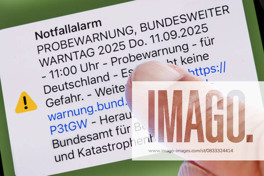 Bundesweiter Warntag, Probealarm um 11 Uhr, Warnmeldung auf dem Smartphone, 11. September 2025 Deutschland, München, 11. September 2025, bundesweiter Warntag, Warnmeldung um 11 Uhr auf einem Smartphone Bildschirm, Katastrophen-Warnsystem, Notfallalarm für den Ernstfall, das Bundesamt für Bevölkerungsschutz und Katastrophenhilfe (BBK) verschickt Push-Nachrichten per Cell Broadcast, Funktionsfähigkeit der Warnsysteme werden überprüft, Smartphone-Nutzer werden als Test über Gefahren und Katastrophen gewarnt, keine Gefahr, Katastrophenschutz,
