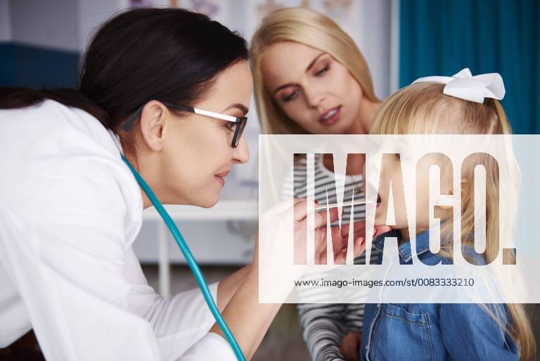 Doctor examining girl in medical practice model released Symbolfoto property released ABIF00215