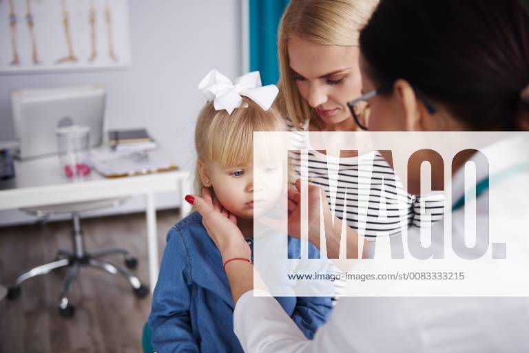 Doctor examining girl in medical practice model released Symbolfoto property released ABIF00222