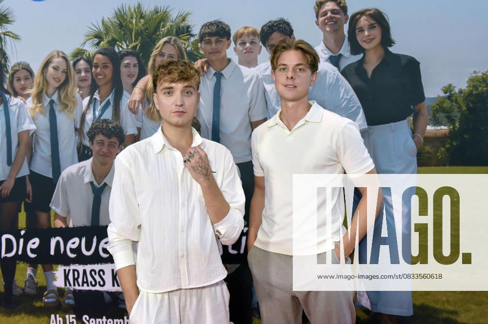 Jonas Wuttke und Jonas Ems beim Special Screening der 2. Staffel der Prime Video Serie Krass Klassenfahrt Die neue Generation im UCI Luxe East Side Gallery. Berlin