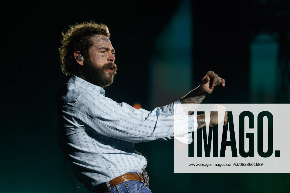 Bilder des Jahres 2025, Entertainment 09 September Post Malone performs at the Estadi Olímpic de Barcelona Singer Post Malone, during a concert at the Estadi Olímpic Lluís Companys, on September 12, 2025, in Barcelona, Catalunya Spain This concert is the only one the singer gives in Spain, known for redefining the modern concert experience with his innovative sound and electrifying stage presence, Post Malone brings a massive production to 11 stadiums across Europe, marking his first series of stadium concerts in Europe and the UK 12 SEPTEMBER 2025 MUSIC MUSICIAN CONCERT Kike Rincó Barcelona Catalunya Barcelona Catalunya Catalunya Spain