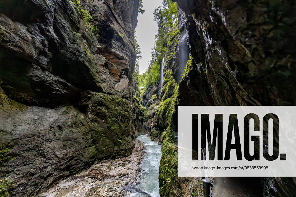 Partnachklamm in Garmisch-Partenkirchen - 11.09.2025 Wanderung durch die Partnachklamm in Garmisch-Partenkirchen. Das Wasser des Partnachbachs bahnt sich seinen Weg zwischen bis zu 80 Meter hohen, steil aufragenden Felswänden. Besonders eindrucksvoll sind die engen Passagen, die Wasserfälle und das Spiel von Licht und Schatten in der Schlucht. Garmisch-Partenkirchen Bayern Deutschland