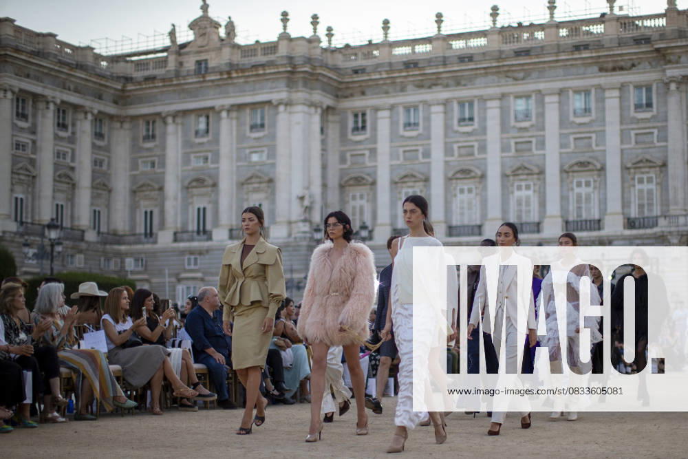 Bilder des Jahres 2025, Entertainment 09 September Madrid Fashion Week 2025 - 13 Sep 2025 Models walk the runway with the Royal Palace in the background, during the inaugural Madrid es Moda 2025 show at the Plaza de Oriente Gardens in central Madrid. This is the tenth edition of Madrid es Moda and features a presentation by more than 10 local designers who will showcase flamenco fashion, accompanied by more than 30 models. Madrid Spain