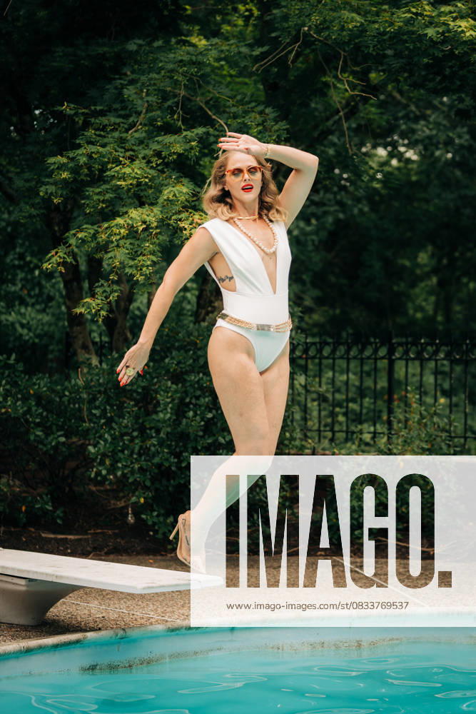 IMAGO Creative, Lifestyle, Feste im Garten #2 Woman jumping into swimming pool wearing high heels North Reading, Massachusetts, United States CR_FKNH250911-1827980-01 ,model released, Symbolfoto