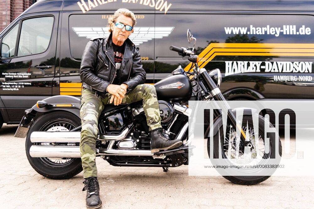 Peter Maffay vor dem Aufbruch in den Hamburger Hafen zur Queen Marry 2;Peter Maffay nimmt an Ausfahrt von Harley Davidson in Hamburg teil, Hamburg Hamburg Deutschland Harley-Nord-Store Farmsen