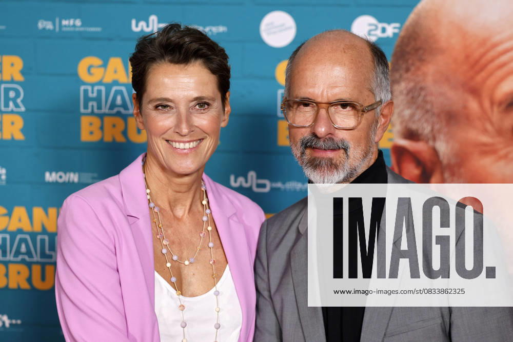 Schauspieler Christoph Maria Herbst und seine Gattin Gisi Herbst bei der Premiere des Kinofilms Ganzer Halber Bruder im Cinedom Köln. Köln, 15.09.2025 NRW Deutschland