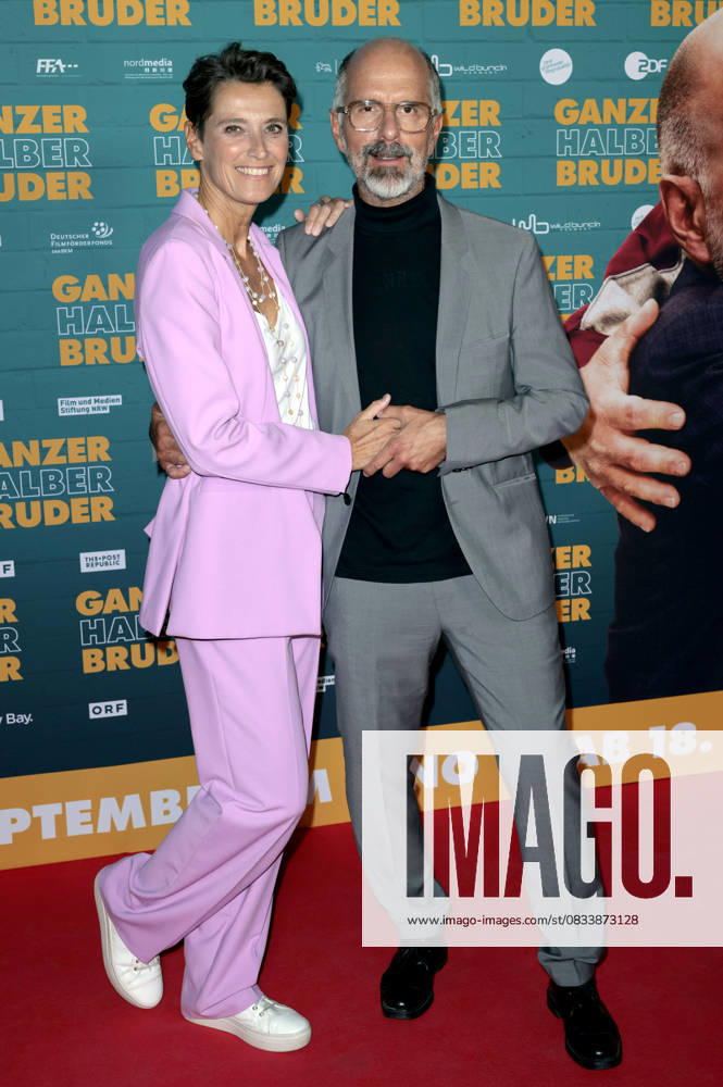 Christoph Maria Herbst mit Ehefrau Gattin Gisi Herbst bei der Premiere des Kinofilms Ganzer halber Bruder im Cinedom. Köln