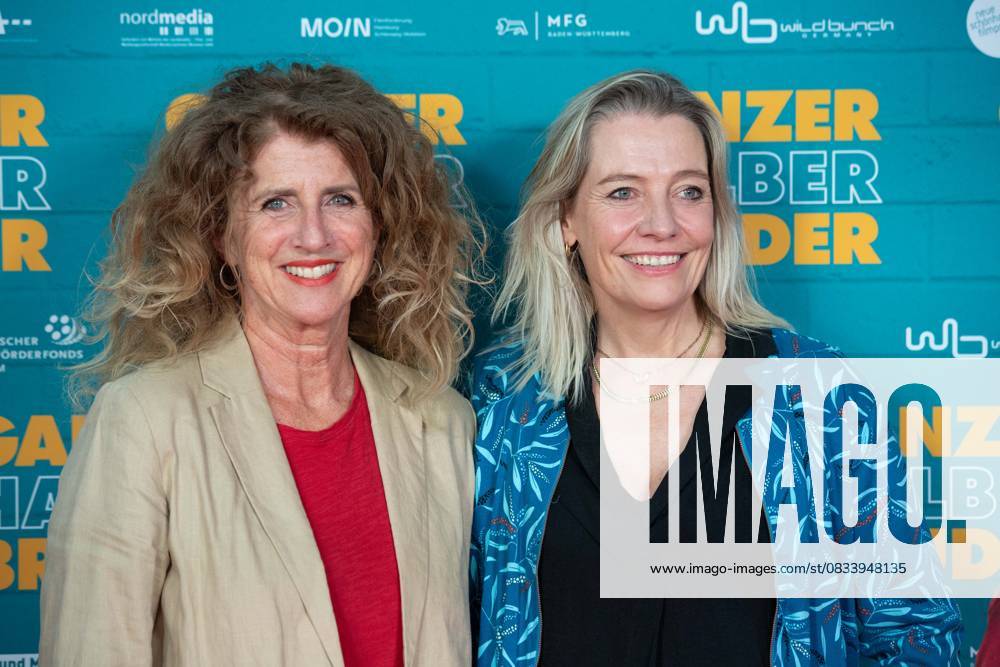 V.l. Julia SCHMITT, Schauspielerin, Antje MAIRICH, Schauspielerin, Roter Teppich, Red Carpet Show, Ankunft, arrival, Filmpremiere GANZER HALBER BRUDER am 15.09.2025 im Cinedom-Kino in Koeln,