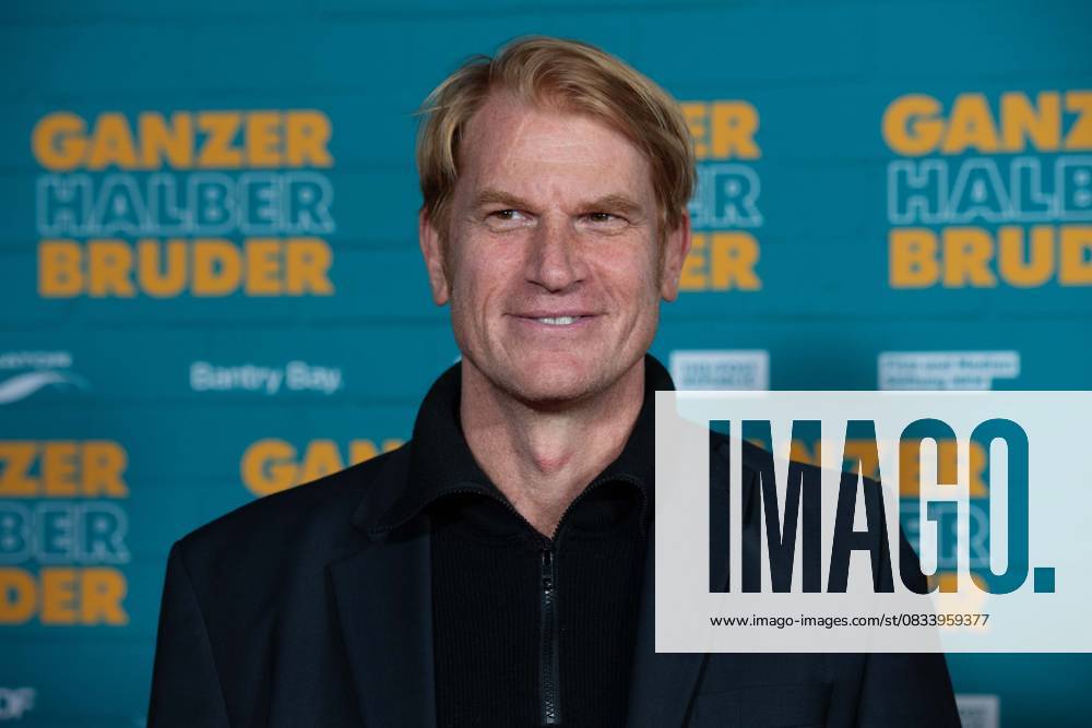 Enno KALISCH, Schauspieler, Roter Teppich, Red Carpet Show, Ankunft, arrival, Filmpremiere GANZER HALBER BRUDER am 15.09.2025 im Cinedom-Kino in Koeln,