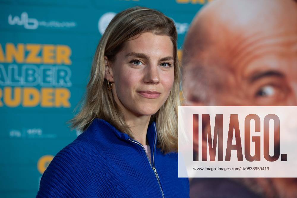 Bettine Langehein, Schauspielerin, Roter Teppich, Red Carpet Show, Ankunft, arrival, Filmpremiere GANZER HALBER BRUDER am 15.09.2025 im Cinedom-Kino in Koeln,
