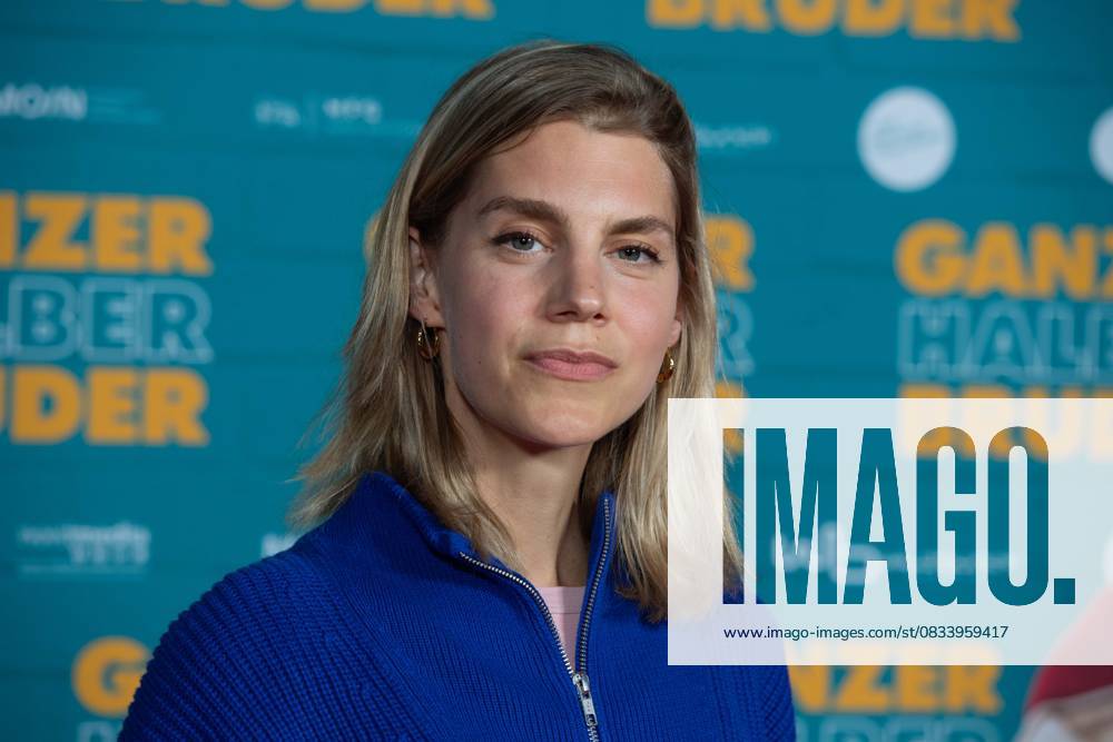 Bettine Langehein, Schauspielerin, Roter Teppich, Red Carpet Show, Ankunft, arrival, Filmpremiere GANZER HALBER BRUDER am 15.09.2025 im Cinedom-Kino in Koeln,