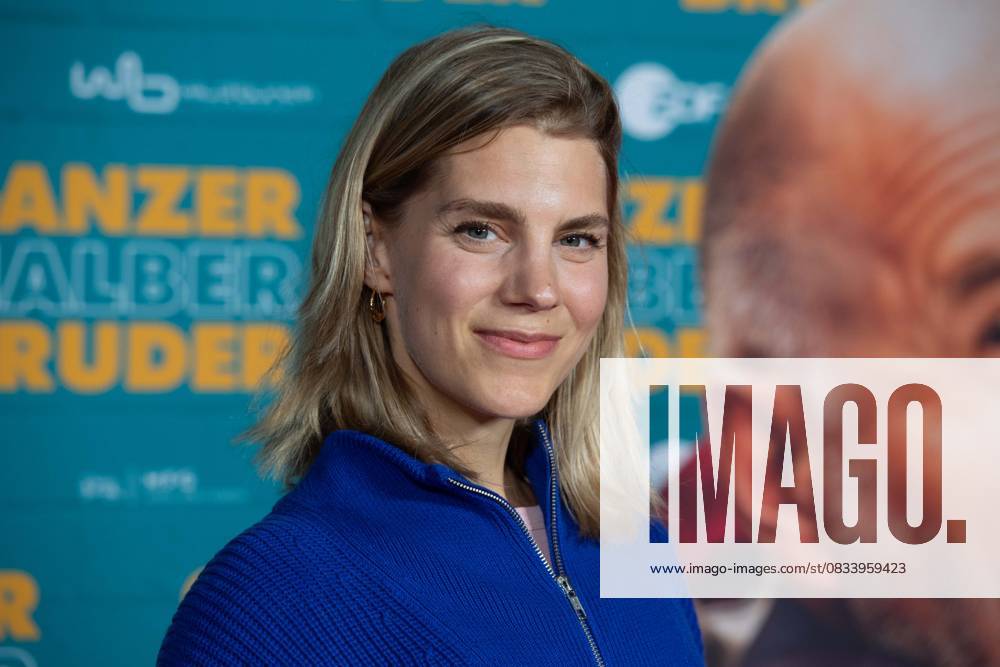 Bettine Langehein, Schauspielerin, Roter Teppich, Red Carpet Show, Ankunft, arrival, Filmpremiere GANZER HALBER BRUDER am 15.09.2025 im Cinedom-Kino in Koeln,