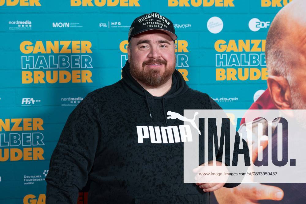 Tristan SEITH, Schauspieler, Roter Teppich, Red Carpet Show, Ankunft, arrival, Filmpremiere GANZER HALBER BRUDER am 15.09.2025 im Cinedom-Kino in Koeln,