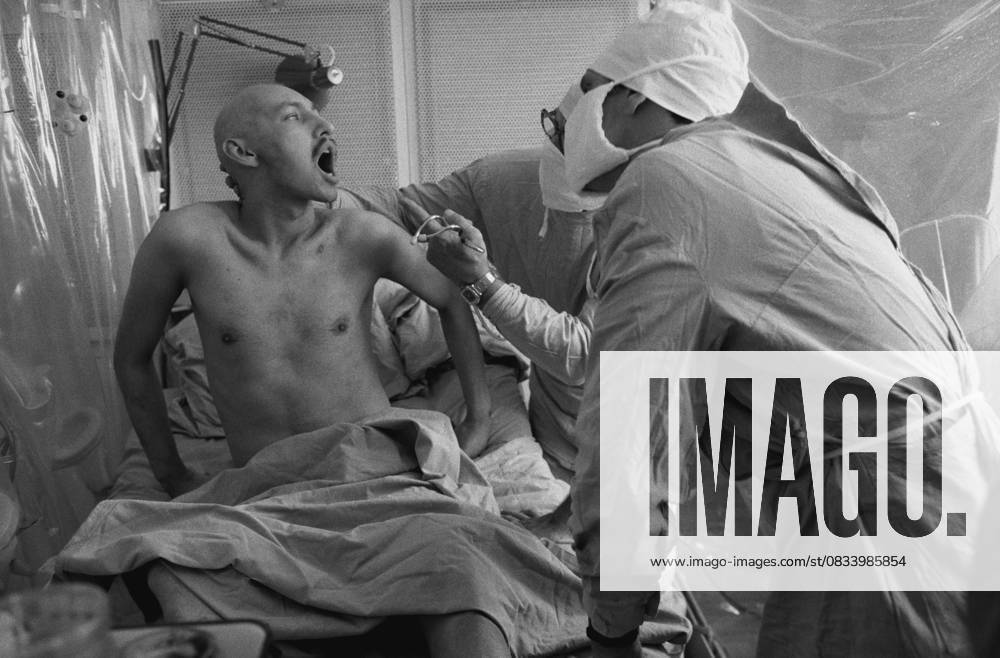 American doctor Robert Gale 1165717 15.08.1986 Victim of the Chernobyl accident (April 26, 1986) being treated in the 6th hospital of the USSR Ministry of Health. Vladimir Vyatkin Sputnik Moscow Russia