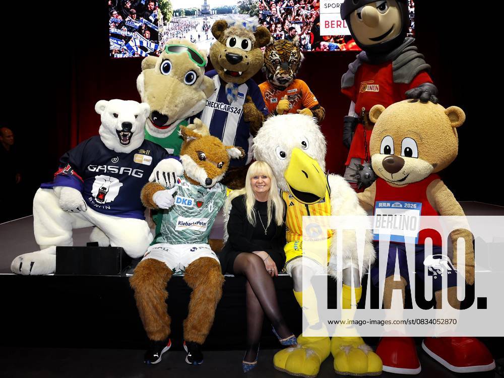 Maskotchen mit Iris Spranger beim Saisonauftakt der Sportmetropole Berlin in der Max Schmeling Halle.
