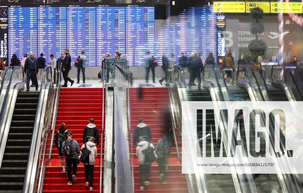 RUSSIA, MOSCOW REGION - SEPTEMBER 17, 2025: Travelers walk up the stairs at Sheremetyevo International Airport. Sofya Sandurskaya TASS 84063988