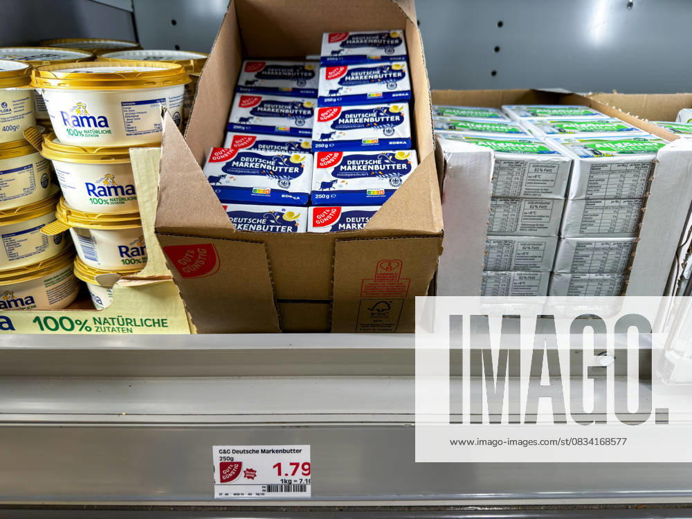 Mehrere Packungen Deutsche Markenbutter im Kühlregal eines Supermarkts. Das Milchprodukt wird in 250-Gramm-Packungen angeboten. Preisschild 1,79 Euro