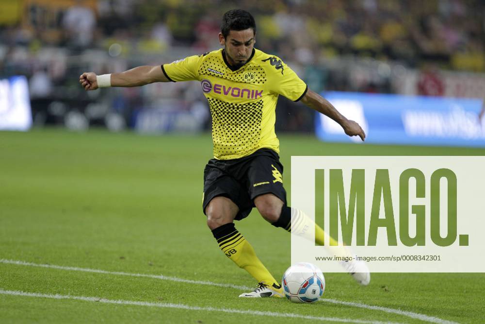 Fußball Bundesliga Saison 2011 2012, 1. Spieltag : Borussia Dortmund-Hamburger SV 3-1 im Signal Iduna Park in Dortmund- Ilkay Gündogan (BVB) Fussball,Herren,Männer,Liga,Bundesliga,DFL,Aktion,Ganzkörper,Freisteller, Ball,Dynamik,quer