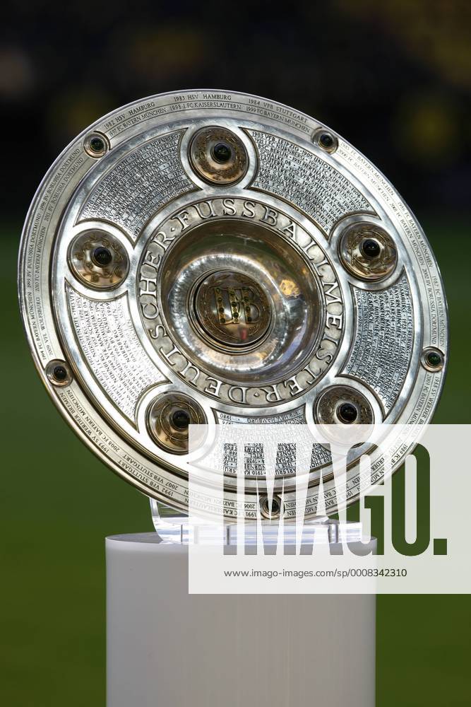 Fußball Bundesliga Saison 2011 2012, 1. Spieltag : Borussia Dortmund-Hamburger SV 3-1 im Signal Iduna Park in Dortmund- Die Meisterschale des DFB Fussball,Herren,Männer,Liga,Bundesliga,DFL,DFB,Schale,Meisterschale,hoch