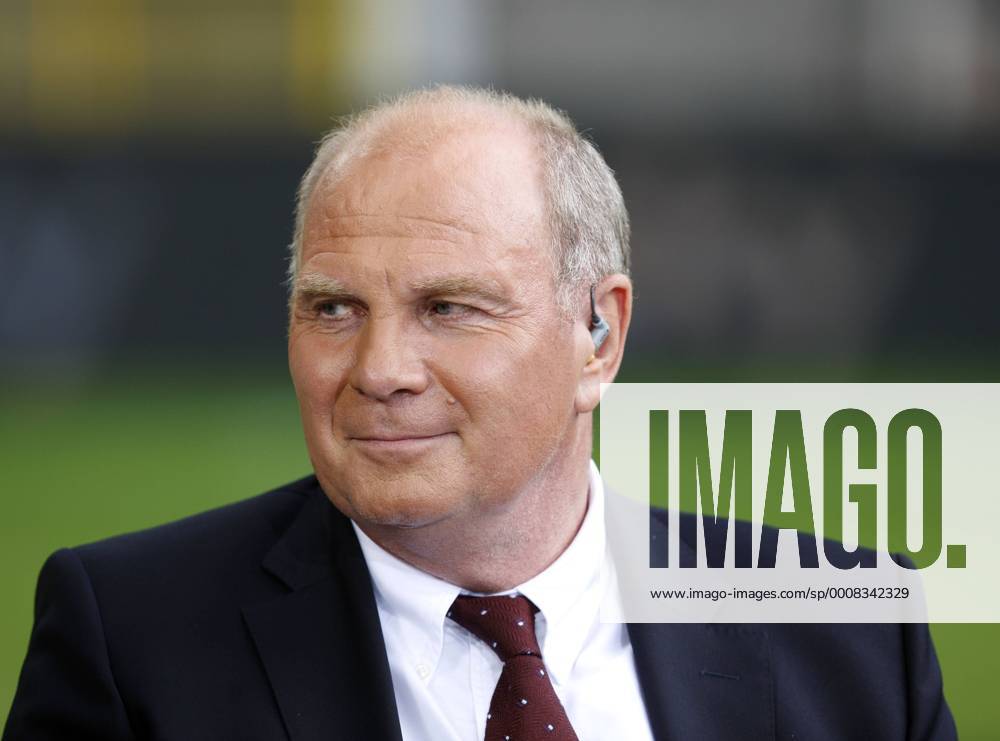Fußball Bundesliga Saison 2011 2012, 1. Spieltag : Borussia Dortmund-Hamburger SV 3-1 im Signal Iduna Park in Dortmund- Uli Hoeneß beim Sky Gespräch vor dem Spiel Fussball,Herren,Männer,Liga,Bundesliga,DFL,SKY,Medien,Interview, Gesprächsrunde,Diskussion,Experte,Fachmann,Kommentar,Mimik,Porträt,quer