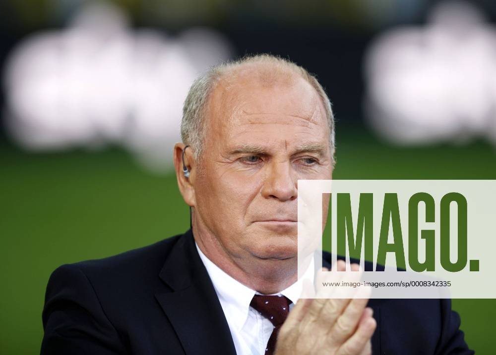 Fußball Bundesliga Saison 2011 2012, 1. Spieltag : Borussia Dortmund-Hamburger SV 3-1 im Signal Iduna Park in Dortmund- Uli Hoeneß beim Sky Gespräch vor dem Spiel Fussball,Herren,Männer,Liga,Bundesliga,DFL,SKY,Medien,Interview, Gesprächsrunde,Diskussion,Experte,Fachmann,Kommentar,Mimik,Porträt,quer