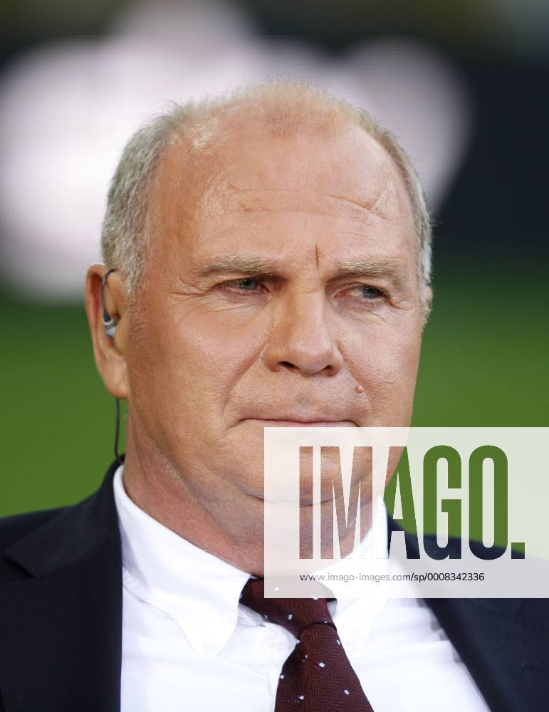 Fußball Bundesliga Saison 2011 2012, 1. Spieltag : Borussia Dortmund-Hamburger SV 3-1 im Signal Iduna Park in Dortmund- Uli Hoeneß beim Sky Gespräch vor dem Spiel Fussball,Herren,Männer,Liga,Bundesliga,DFL,SKY,Medien,Interview, Gesprächsrunde,Diskussion,Experte,Fachmann,Kommentar,Mimik,Porträt,hoch