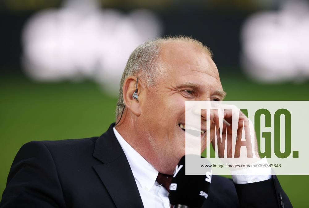 Fußball Bundesliga Saison 2011 2012, 1. Spieltag : Borussia Dortmund-Hamburger SV 3-1 im Signal Iduna Park in Dortmund- Uli Hoeneß beim Sky Gespräch vor dem Spiel Fussball,Herren,Männer,Liga,Bundesliga,DFL,SKY,Medien,Interview, Gesprächsrunde,Diskussion,Experte,Fachmann,Kommentar,Mimik,Porträt,Lachen,Freude,Gelächter,quer