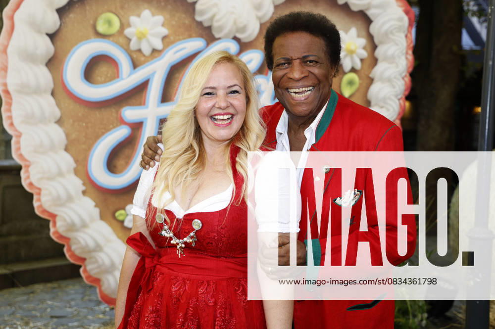 Bilder des Jahres 2025, Entertainment 09 September Roberto Blanco mit Ehefrau Luzandra Strassburg bei der Ankunft zur ProSieben TV Show HeidiFest by Heidi Klum im Hofbräuhaus München. München