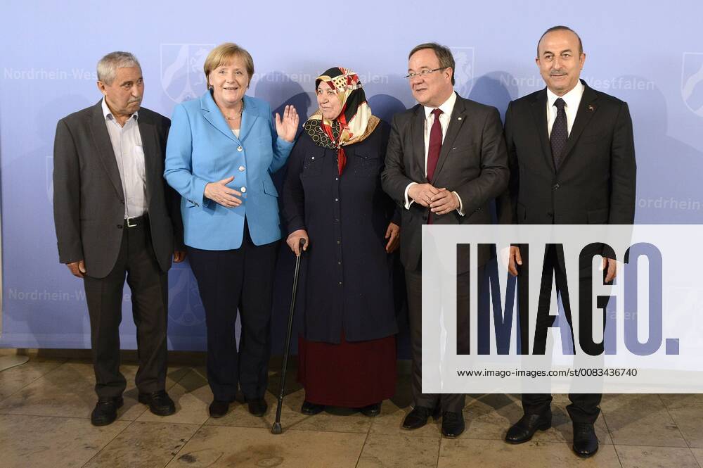Angela Merkel, Mevlüde Genc mit Familie, Armin Laschet und Mevlüt Cavusoglu bei der Ankunft in der Staatskanzlei anlässlich des Gedenken 25 Jahre nach dem Brandanschlag auf eine türkische Familie in Solingen 1993. Düsseldorf