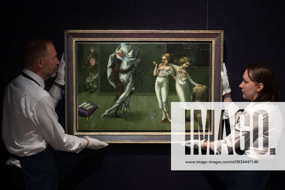 Bilder des Jahres 2025, Entertainment 09 September Sotheby s EXQUISITE CORPUS: Surrealist Treasures from a Private Collection Auction - 19 Sep 2025 - London, UK Art handlers hold Interior with Sudden Joy by Dorothea Tanning (est. $2m - Â£3m USD) at Sotheby s EXQUISITE CORPUS: Surrealist Treasures from a Private Collection Auction on view from today 19th September 2025 - 23 September 2025 at Sotheby s, London, England, UK on Friday 19 September, 2025., Credit:Justin Ng Avalon UK, England, London, Sotheby s