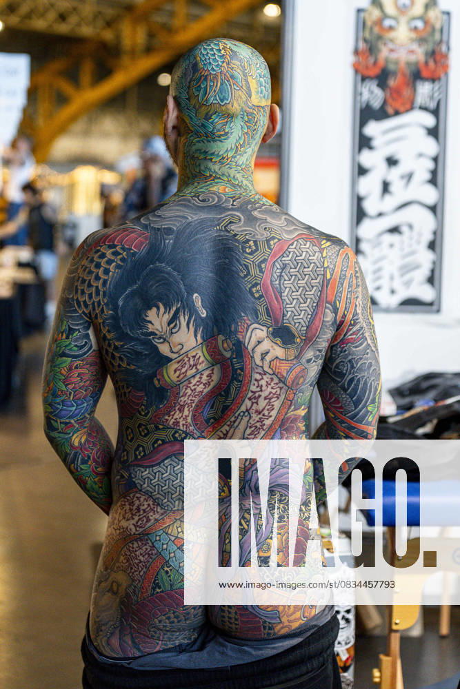 Bilder des Jahres 2025, Entertainment 09 September NEWS : The ink Factory - Lyon 19 09 25 Un homme dévoile son corps tatoué telle une seconde peau lors The Ink Factory à la Halle Tony Garnier à Lyon, le 19 09 2025. Photo Sandrine Thesillat PsNewZ Lyon