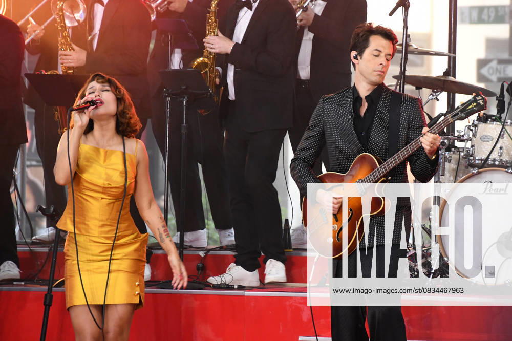 Bilder des Jahres 2025, Entertainment 09 September NEW YORK, NY - SEPTEMBER 19: Surprise guest, Mark Ronson performs with Raye on NBCs Today Show Citi Concert Series on September 19, 2025 at Today Plaza in New York City.