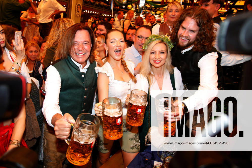 Bilder des Jahres 2025, Entertainment 09 September 190. Münchner Oktoberfest München, 20.9.2025 Juergen Drews, Tochter Joelina Drews, Ramona Drews und Adrian Louis, Freund von Joelina Drews Eröffung des 190. Münchner Oktoberfest im Schottenhamel auf der Theresienwiese in München 1. Tag Bayern Germany