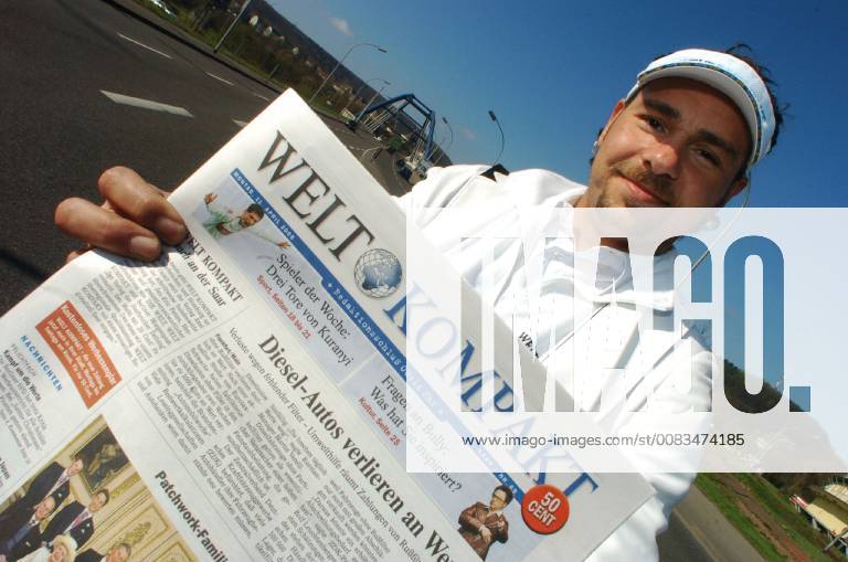 Sacha Beauvoir verteilt am Montag (11.04.2005) auf der Ostspange in Saarbrücken die Zeitung Welt kompakt . Die Bild-Zeitung und die Welt bringen ab Montag im Saarland eigene Regionalausgaben auf den Markt. Die Springer Zeitungen Bild Saarland und Welt-Kompakt Saar treten somit in den Wettbewerb zur Saarbrücker Zeitung und der seit 31. März diesen Jahres erscheinden 20 Cent, die beide aus dem Verlagshaus Holtzbrink stammen.